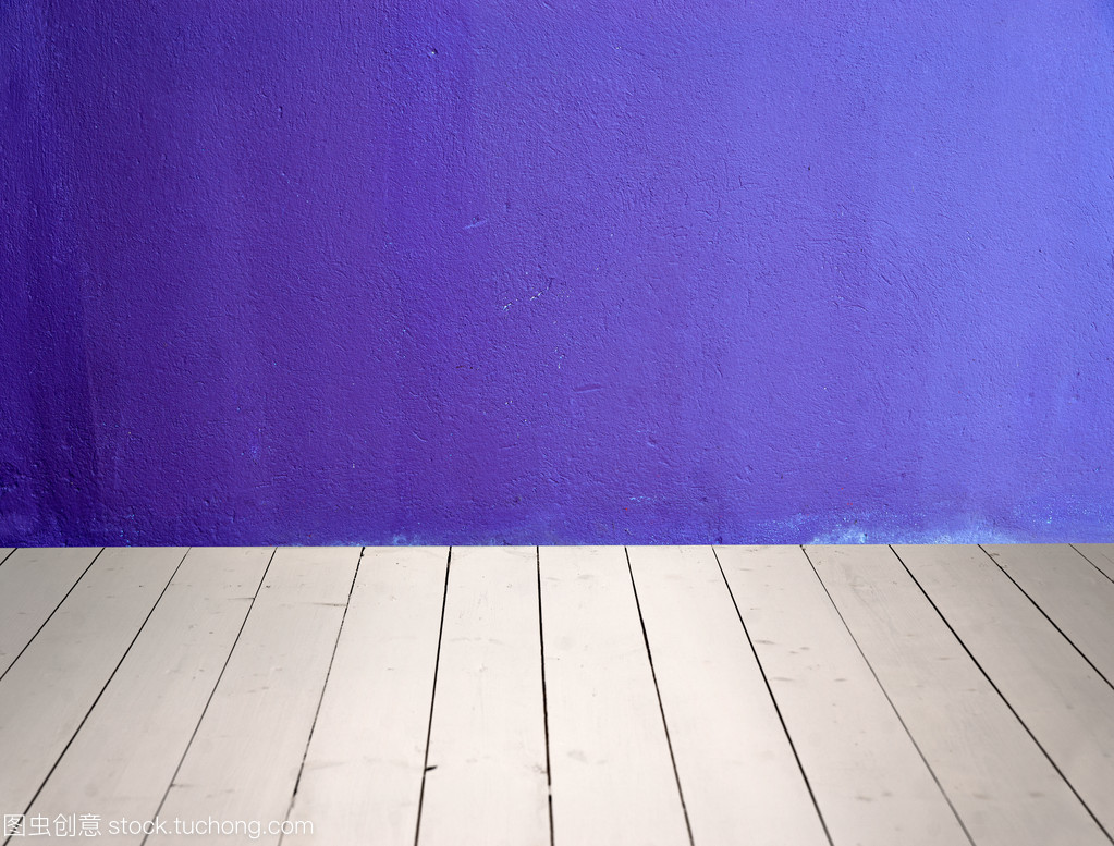 混凝土墻與木地板的和諧共生